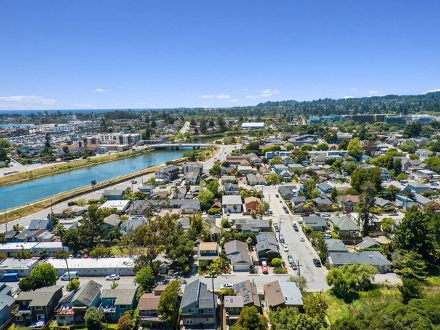 136 Canfield Avenue A, Santa Cruz, CA 95060