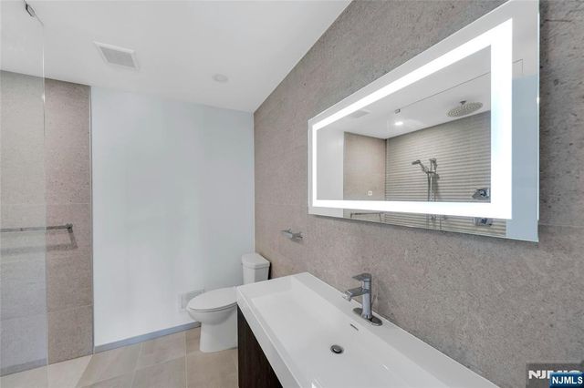 1077 River Road, Edgewater, NJ 07020