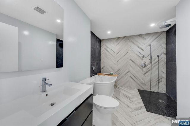 1077 River Road, Edgewater, NJ 07020