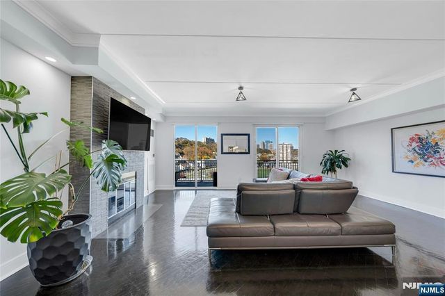 1077 River Road, Edgewater, NJ 07020