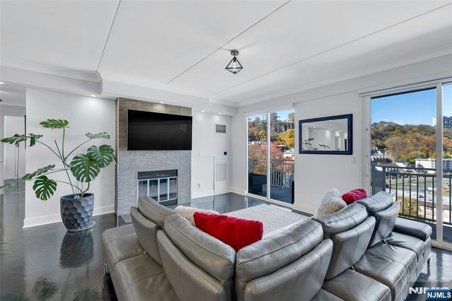 1077 River Road, Edgewater, NJ 07020