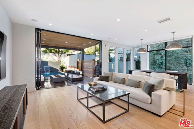 8925 Dorrington Avenue, West Hollywood, CA 90048