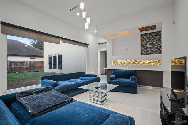 206 N Mockingbird Avenue, Mission, TX 78572