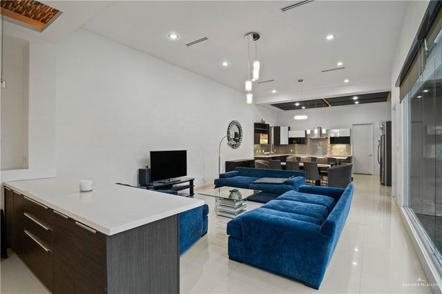 206 N Mockingbird Avenue, Mission, TX 78572