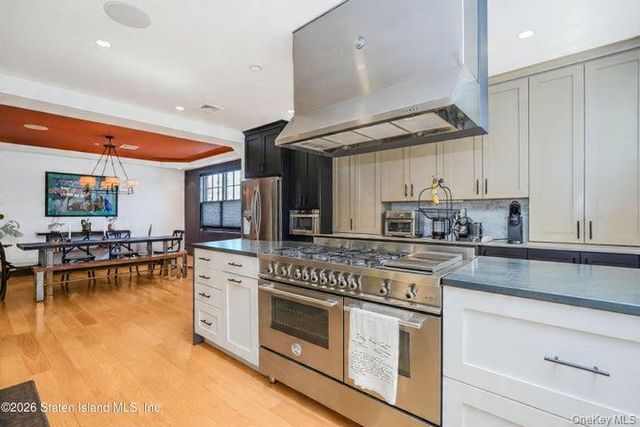 100 Hull Ave, Staten Island, NY 10306
