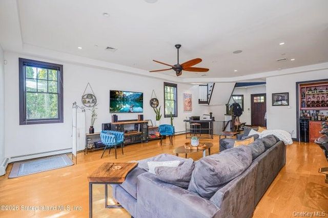 100 Hull Ave, Staten Island, NY 10306