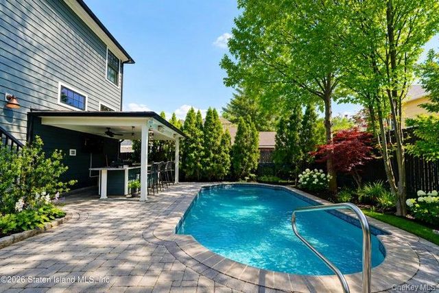 100 Hull Ave, Staten Island, NY 10306