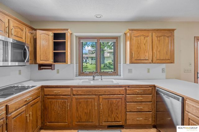 21716 Greenlawn Road, Omaha, NE 68022