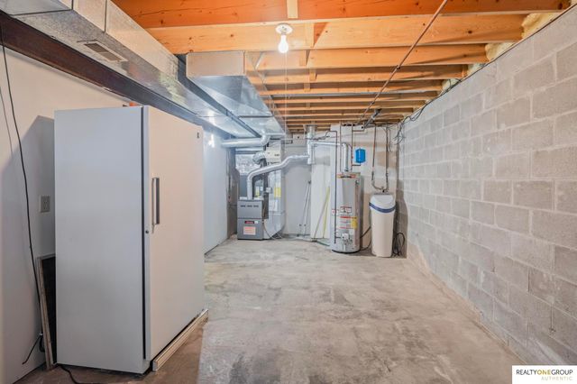 21716 Greenlawn Road, Omaha, NE 68022