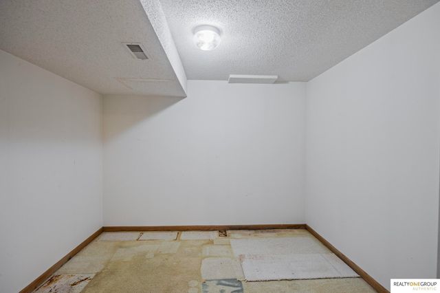 21716 Greenlawn Road, Omaha, NE 68022