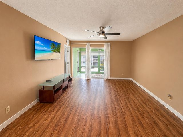 18 COLONIAL CLUB Drive 200, Boynton Beach, FL 33435