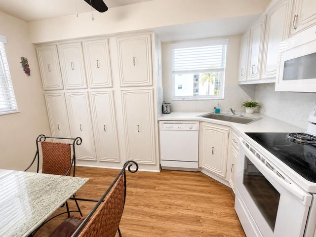18 COLONIAL CLUB Drive 200, Boynton Beach, FL 33435