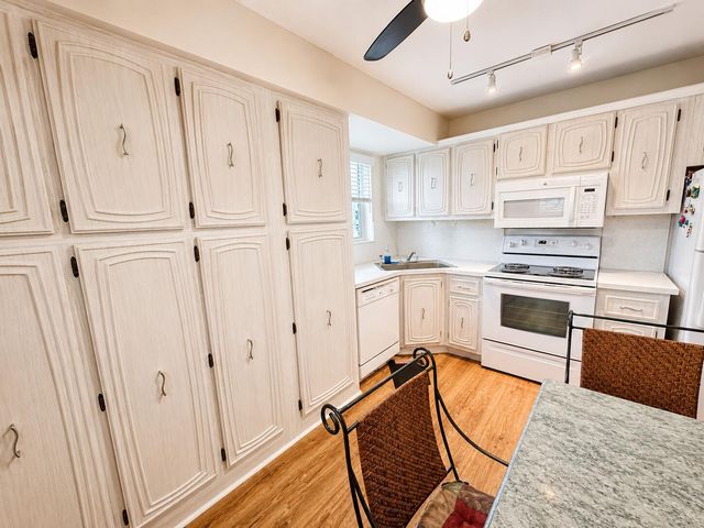 18 COLONIAL CLUB Drive 200, Boynton Beach, FL 33435