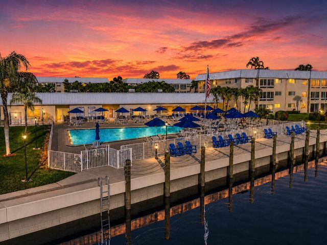 18 COLONIAL CLUB Drive 200, Boynton Beach, FL 33435