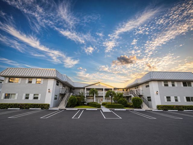 18 COLONIAL CLUB Drive 200, Boynton Beach, FL 33435