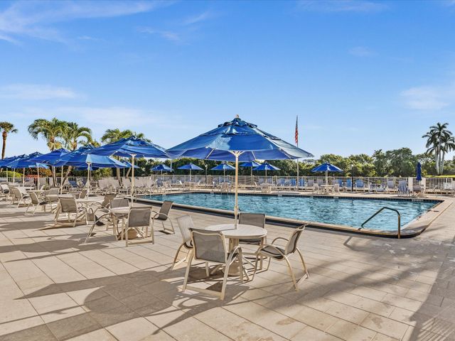 18 COLONIAL CLUB Drive 200, Boynton Beach, FL 33435