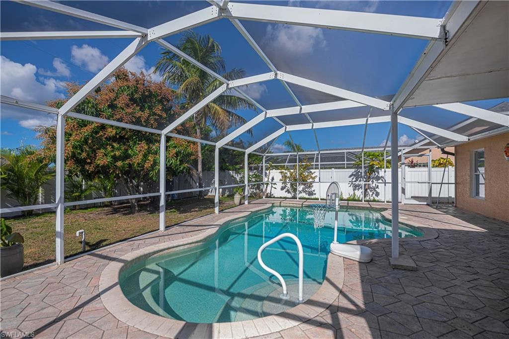 Image 5 of property listing at 3818 SW 6th PL, Cape Coral, FL 33914
