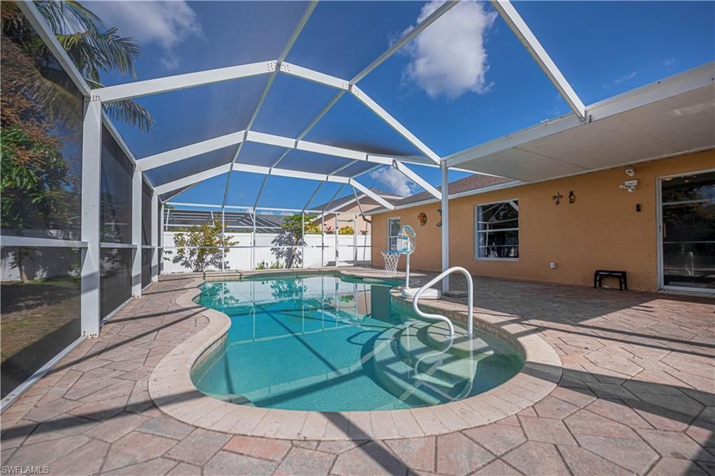 Image 6 of property listing at 3818 SW 6th PL, Cape Coral, FL 33914