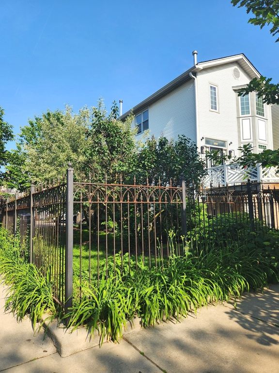 2027 N Sawyer Avenue, Chicago, IL 60647