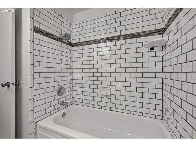 12638 Nw BARNES Rd 11, Portland, OR 97229