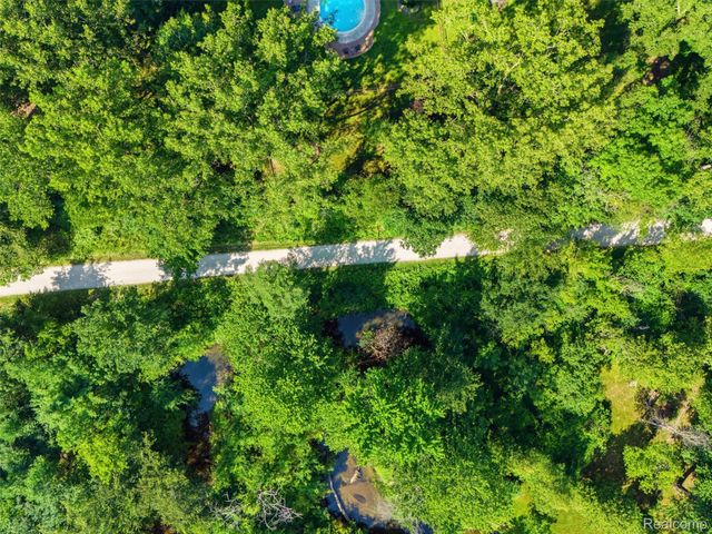 1250 Sunniwood Place, Oakland Charter Township, MI 48306