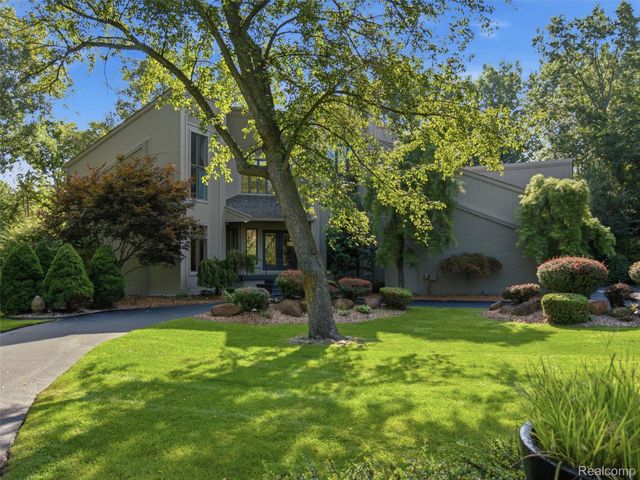 1250 Sunniwood Place, Oakland Charter Township, MI 48306