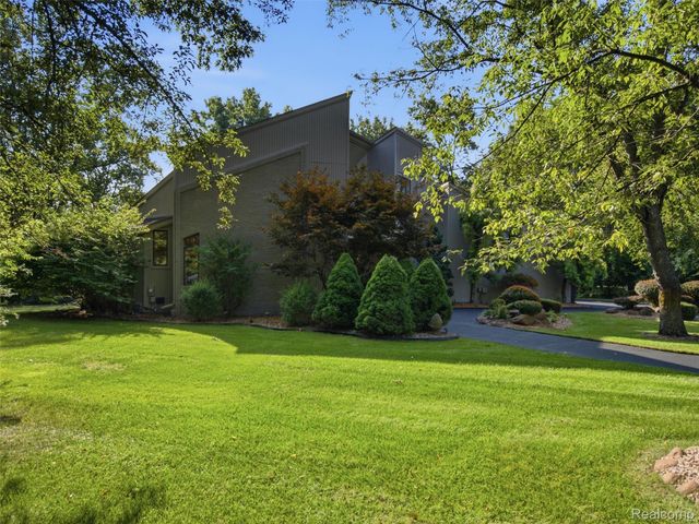 1250 Sunniwood Place, Oakland Charter Township, MI 48306