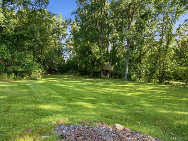 1250 Sunniwood Place, Oakland Charter Township, MI 48306