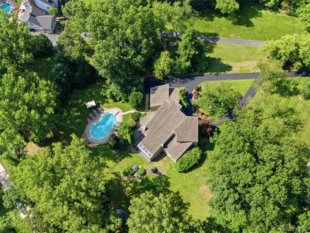 1250 Sunniwood Place, Oakland Charter Township, MI 48306
