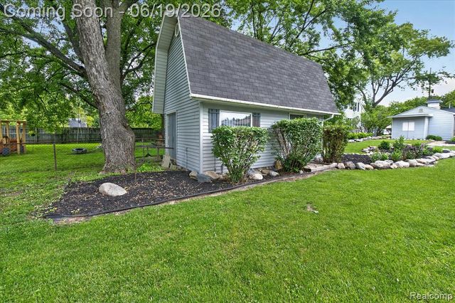 3027 Lanning Drive, Flint, MI 48506