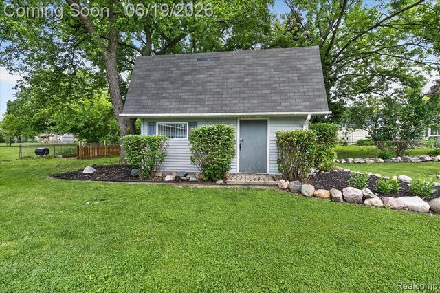 3027 Lanning Drive, Flint, MI 48506