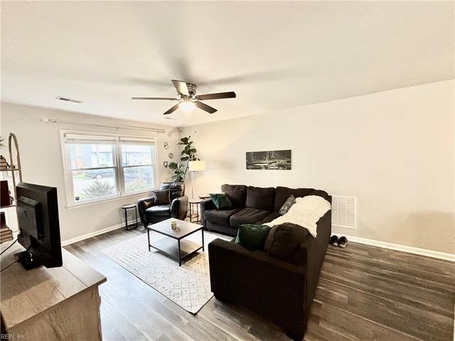 939 Red Oak CIR, Newport News, VA 23608