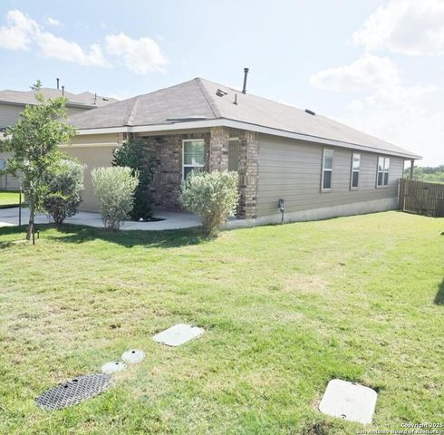 437 Middle Green, Floresville, TX 78114
