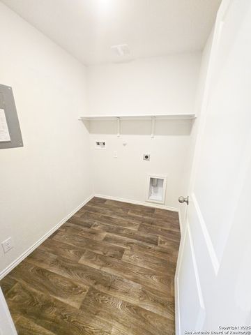 437 Middle Green, Floresville, TX 78114