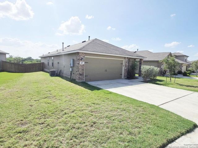 437 Middle Green, Floresville, TX 78114