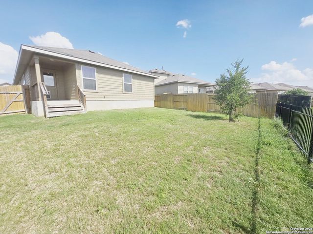 437 Middle Green, Floresville, TX 78114