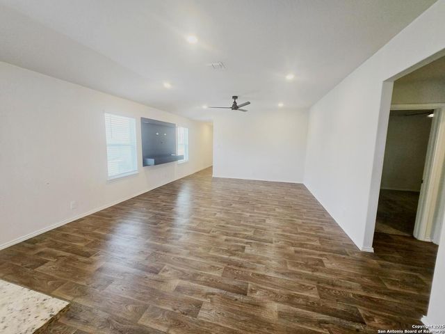 437 Middle Green, Floresville, TX 78114