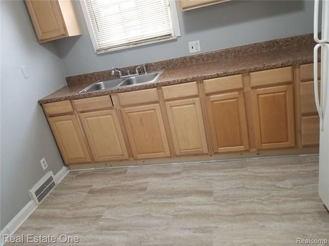 7343 GRANDMONT Avenue, Detroit, MI 48228