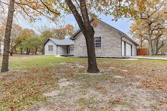 380 Bear Ridge, La Vernia, TX 78121