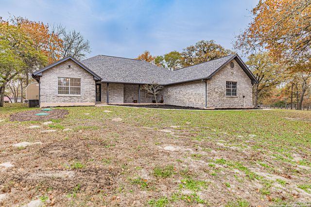 380 Bear Ridge, La Vernia, TX 78121