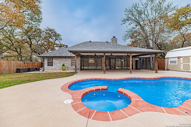 380 Bear Ridge, La Vernia, TX 78121