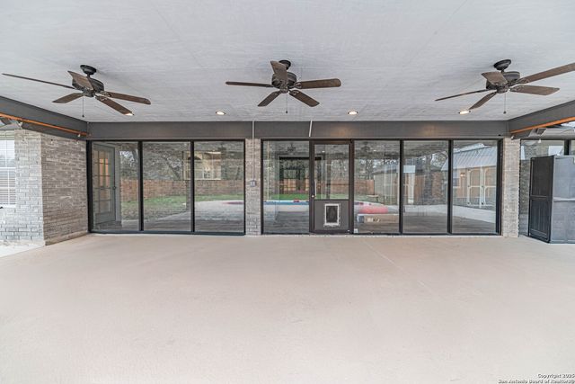 380 Bear Ridge, La Vernia, TX 78121