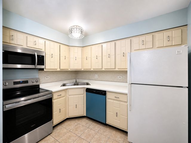 9395 LANDINGS Lane 602, Des Plaines, IL 60016