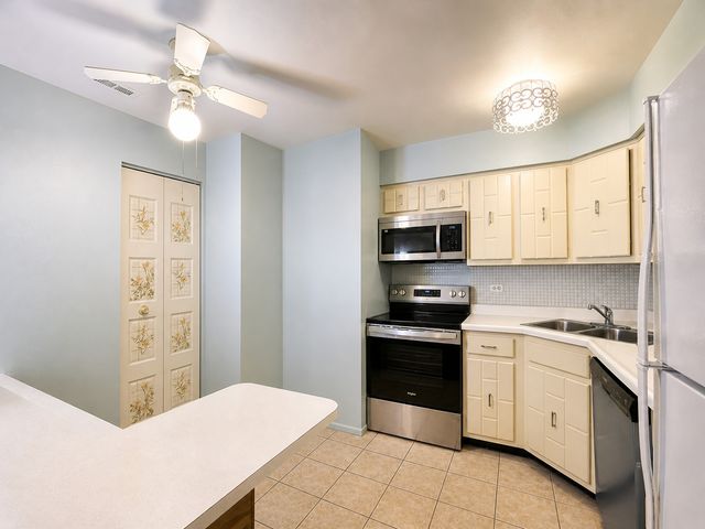 9395 LANDINGS Lane 602, Des Plaines, IL 60016