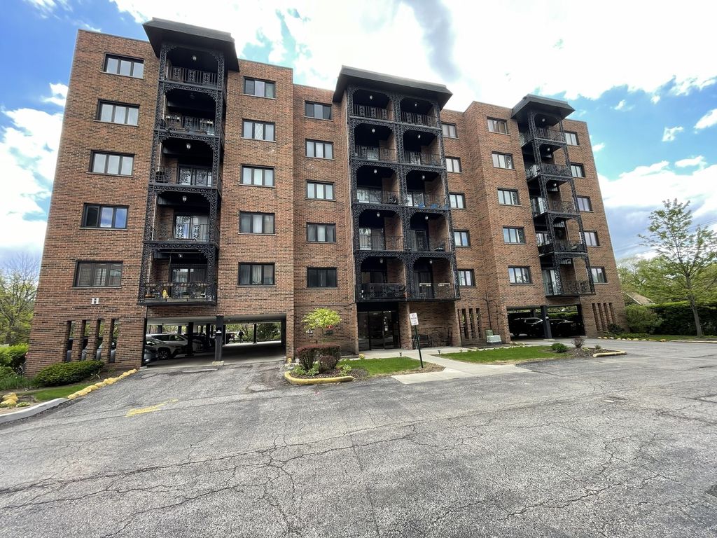 9395 LANDINGS Lane 602, Des Plaines, IL 60016