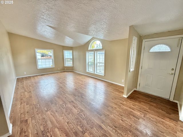 1282 E 3RD St 37, Lafayette, OR 97127