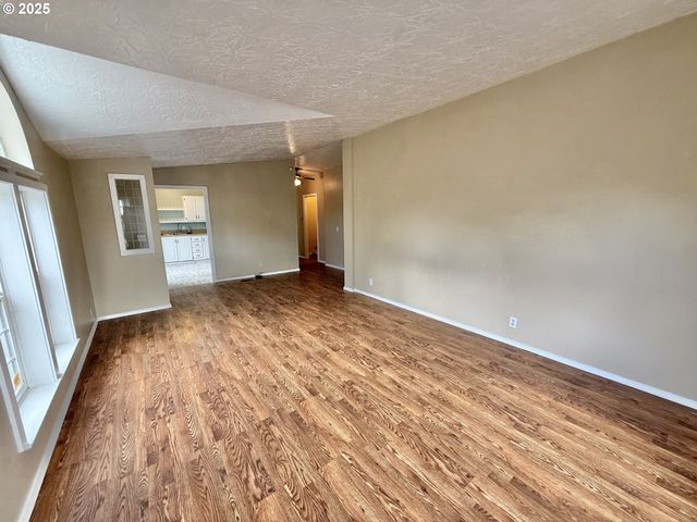 1282 E 3RD St 37, Lafayette, OR 97127