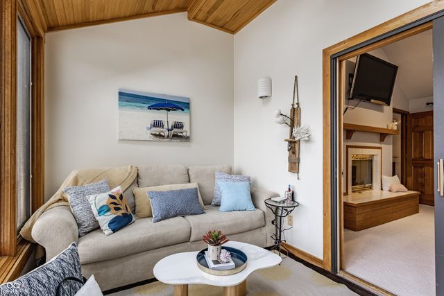 709 Pleasant Point Circle, Cicero, IN 46034