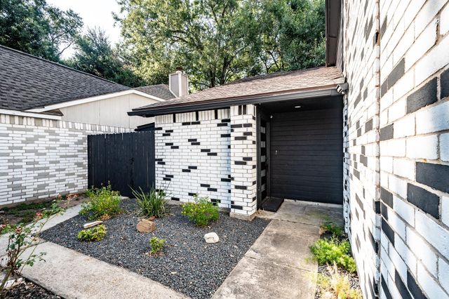 30 Crestbriar Court, Baytown, TX 77521
