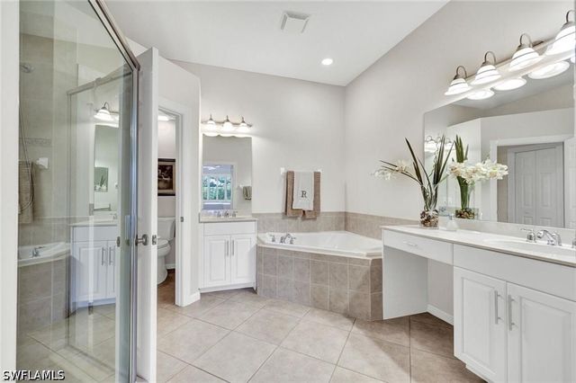 8723 Coastline CT 202, Naples, FL 34120